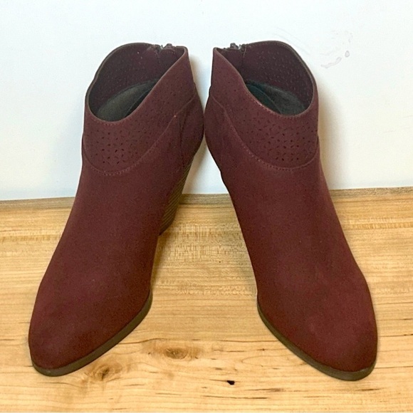 NWT Violet & Red Jackson Lazer Cut Topline Faux Suede Bootie in Burgundy Size 7M - Picture 3 of 16